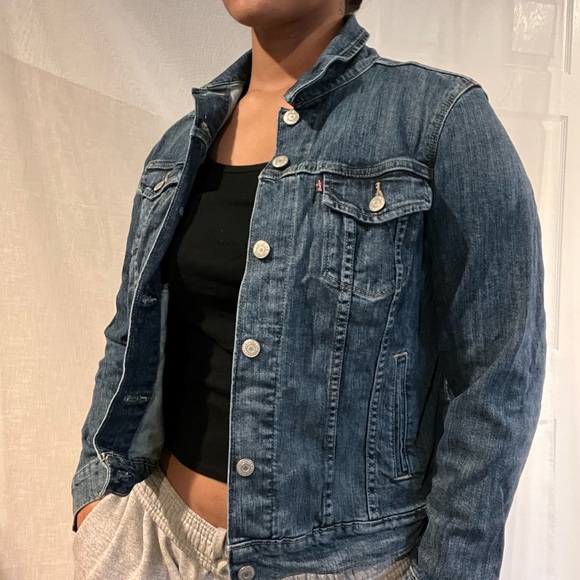 Medium Wash Levi’s Jean Jacket - Picture 4 of 5